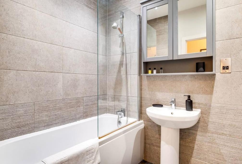 Giant Savings On Long Stays B1 Living, Enquire Now Бирмингам Екстериор снимка